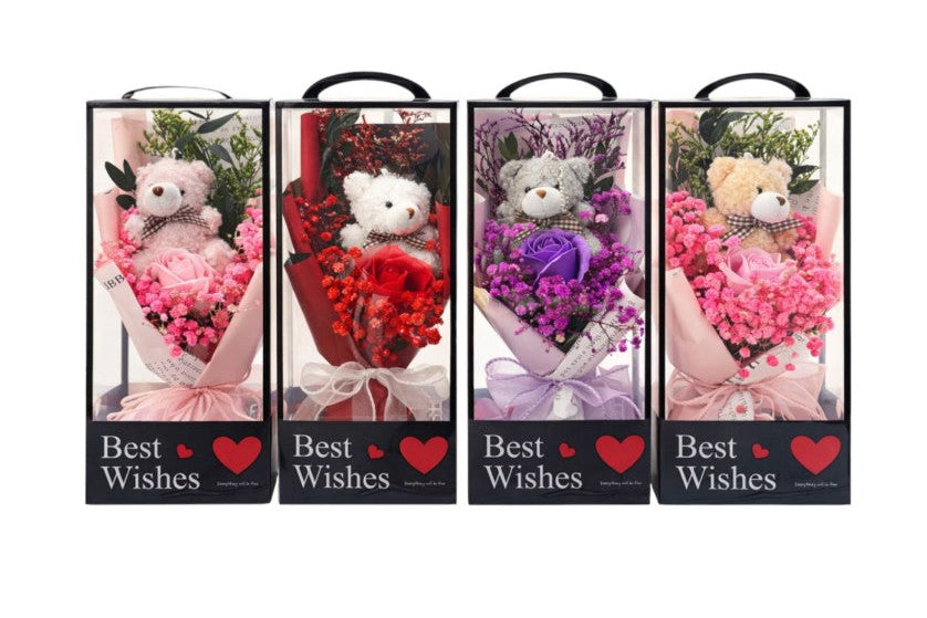 Dekorativer Blumenstrauß mit Teddybär und Duftseifenrose in transparenter Geschenkbox - 1 Stück