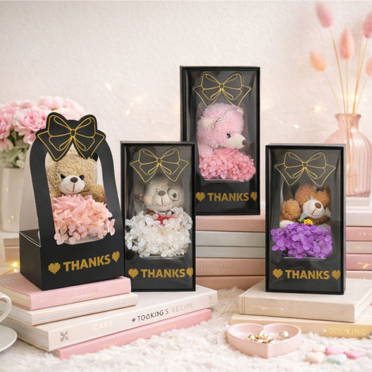 Geschenkdekoration mit Teddybär und künstlicher Rose in transparenter Geschenkbox – 1 Stück