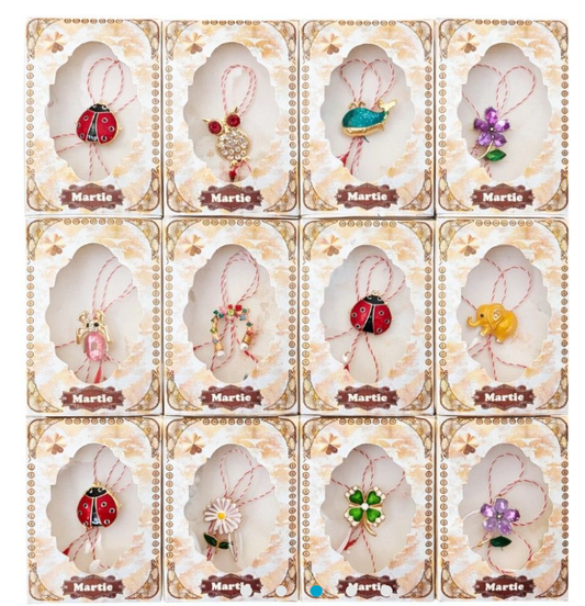 Mărțișor Tip Broșă / Brosche mit rot-weißem Band - Typ 3 (weiße Box)