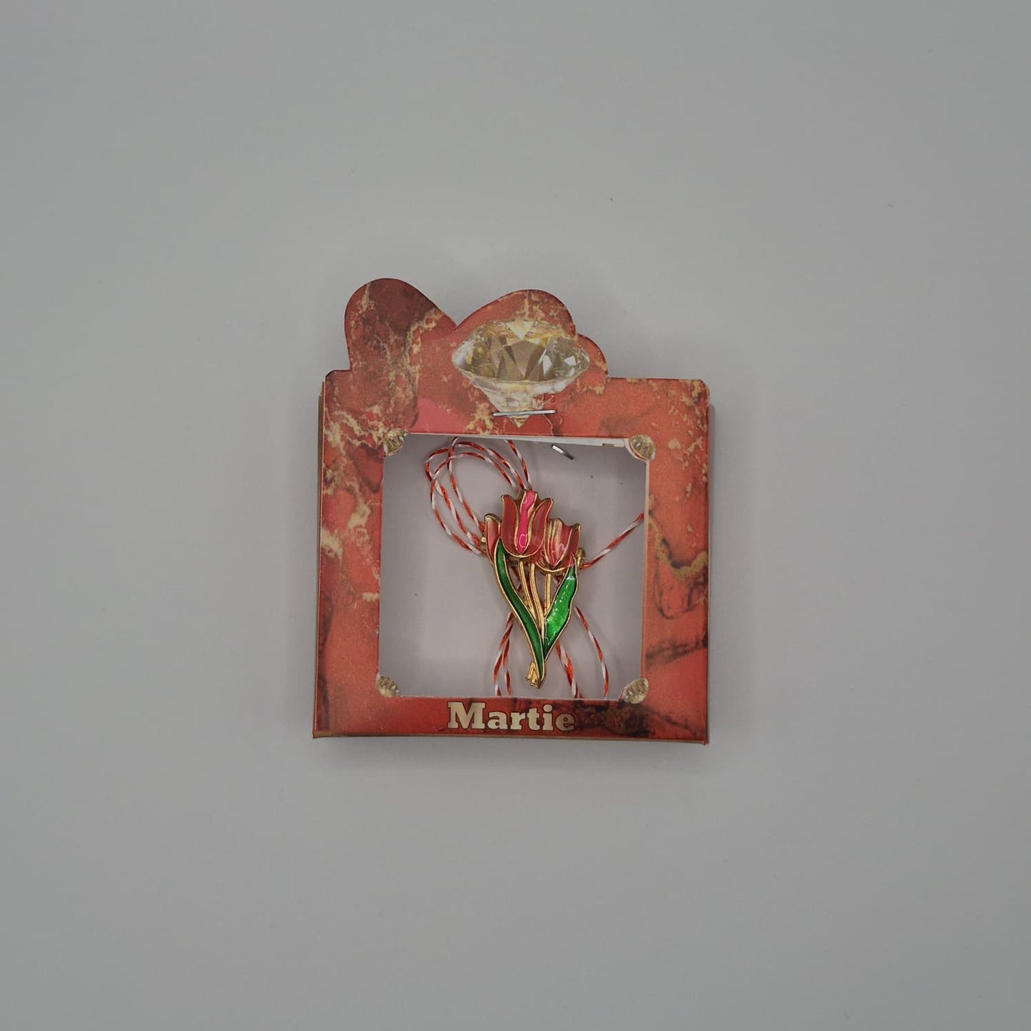 Mărțișor Tip Broșă / Brosche mit rot-weißem Band - Typ 3 (rote Box)