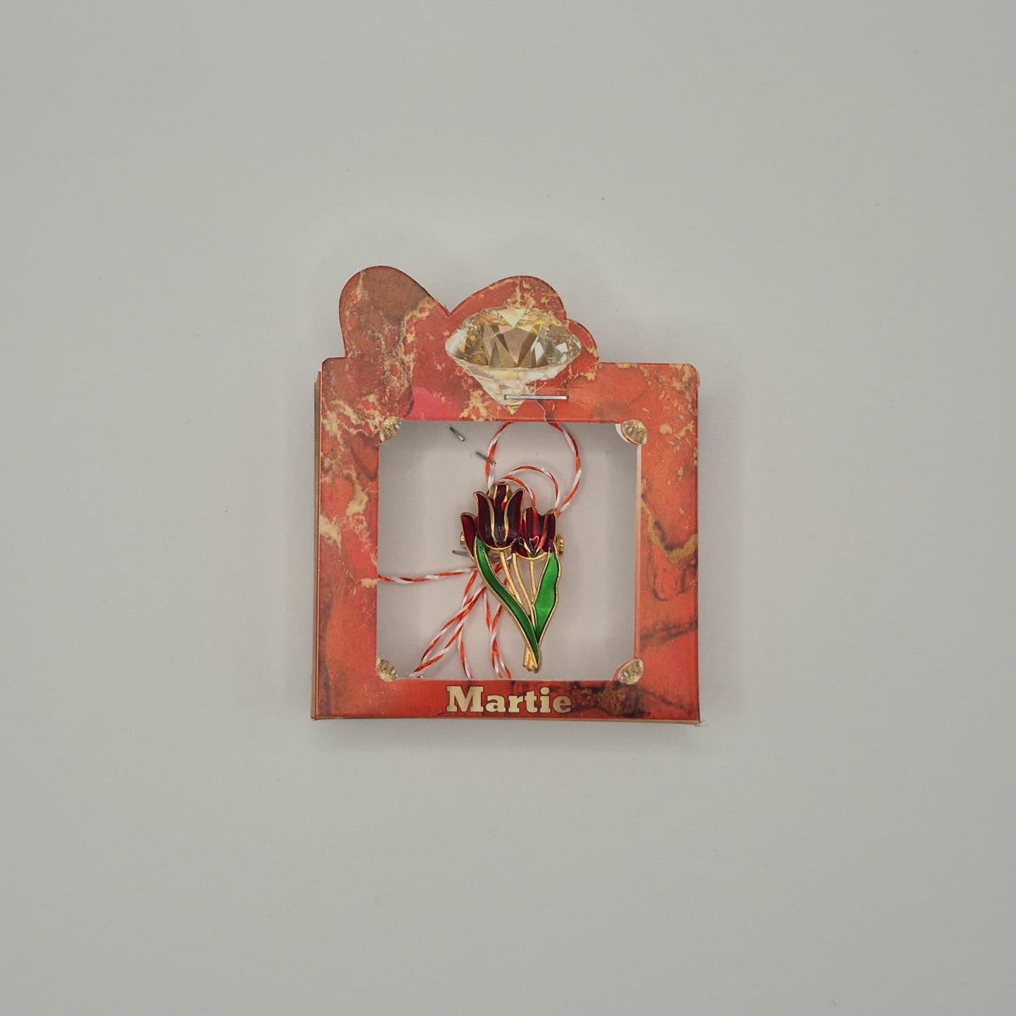 Mărțișor Tip Broșă / Brosche mit rot-weißem Band - Typ 3 (rote Box)