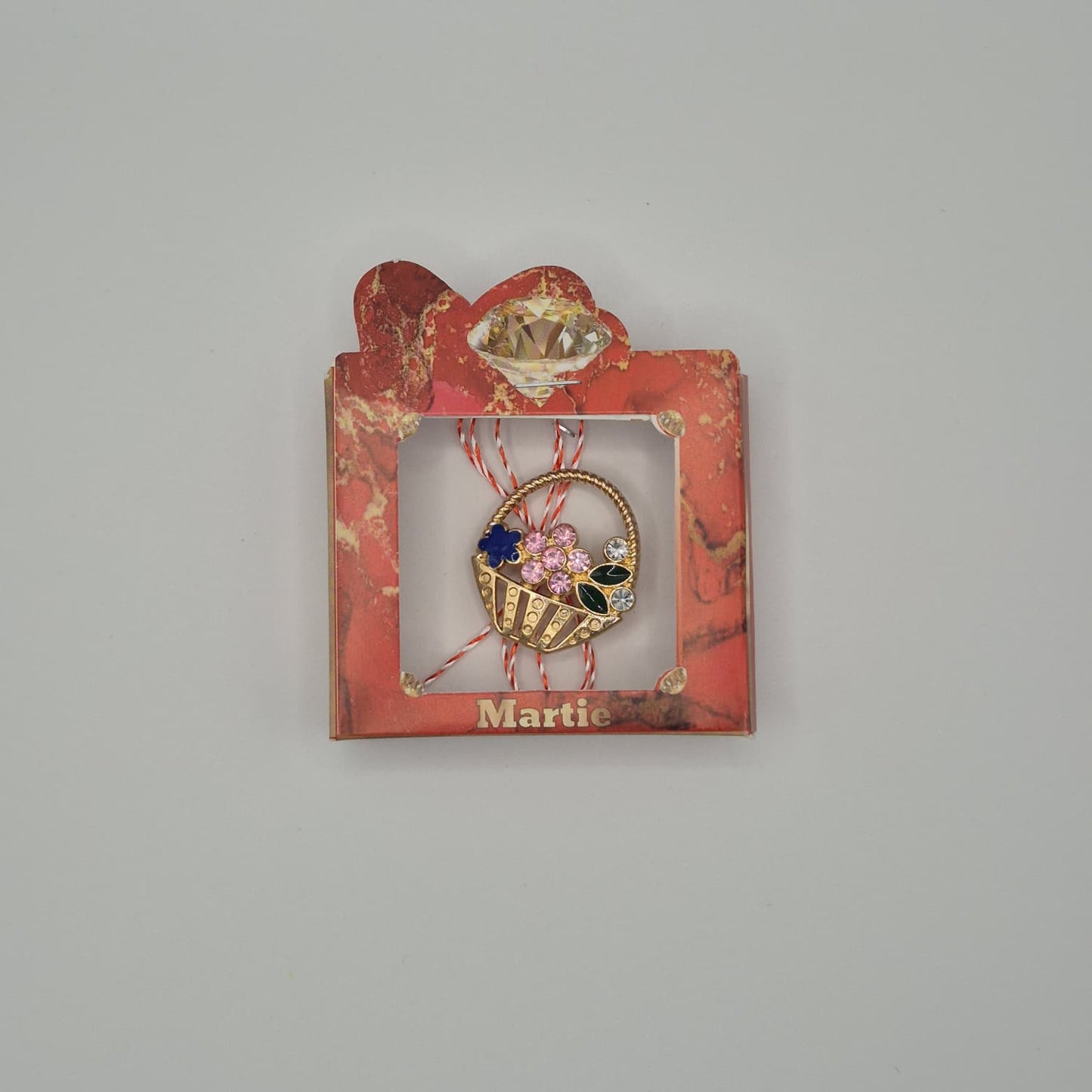 Mărțișor Tip Broșă / Brosche mit rot-weißem Band - Typ 3 (rote Box)