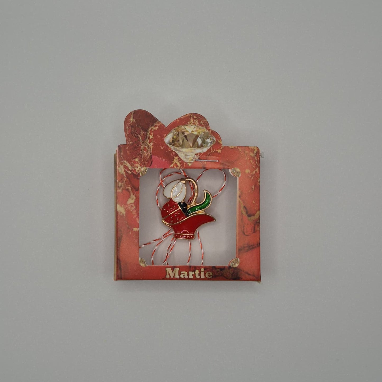 Mărțișor Tip Broșă / Brosche mit rot-weißem Band - Typ 3 (rote Box)