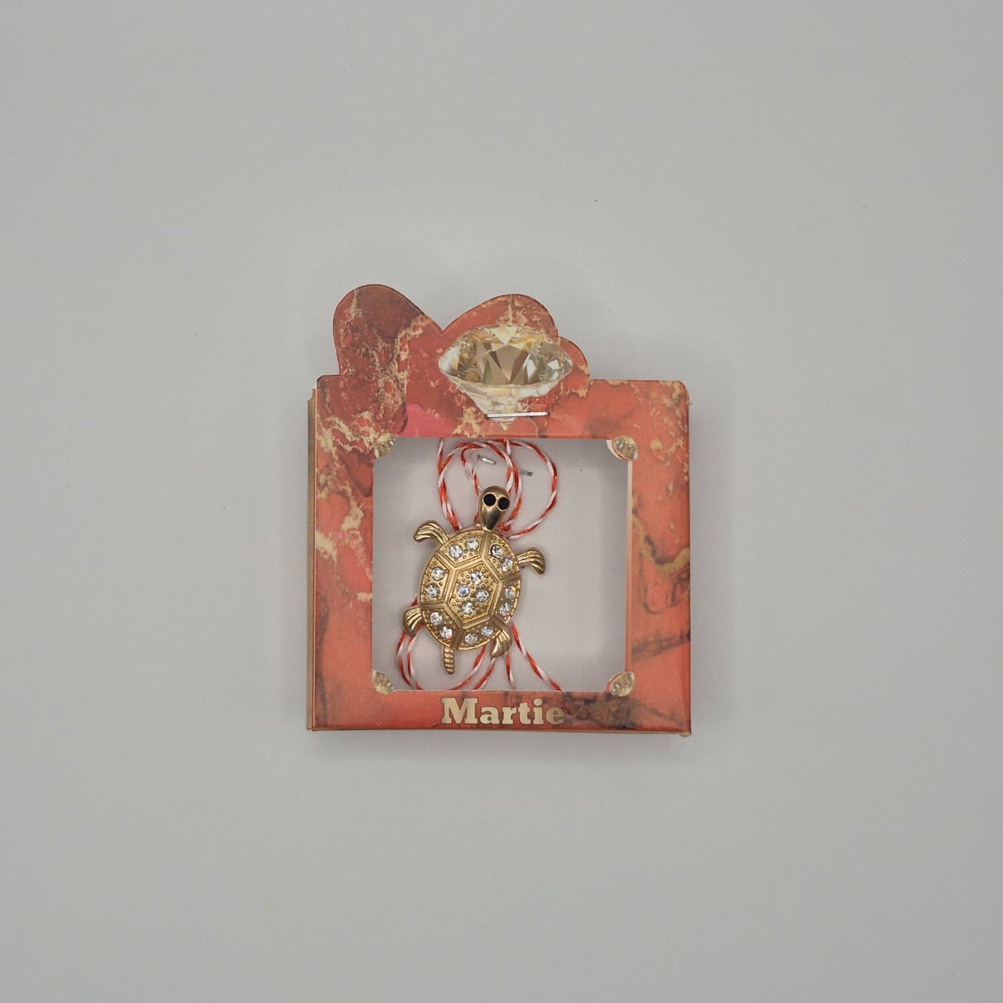 Mărțișor Tip Broșă / Brosche mit rot-weißem Band - Typ 3 (rote Box)