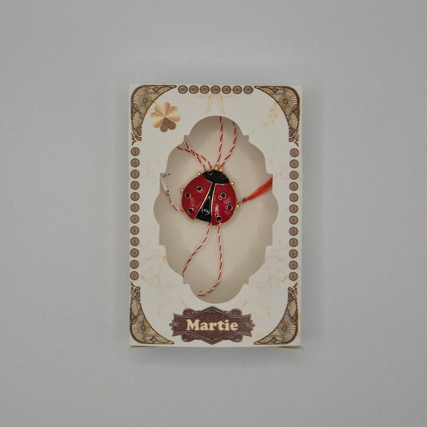 Mărțișor Tip Broșă / Brosche mit rot-weißem Band - Typ 3 (weiße Box)