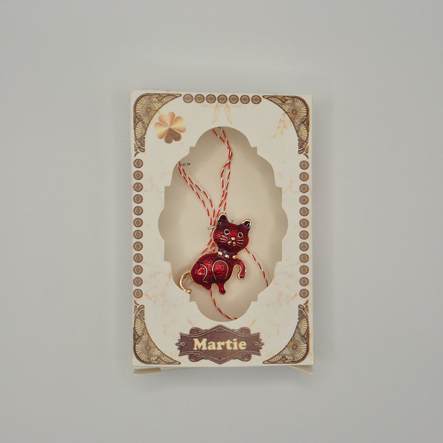 Mărțișor Tip Broșă / Brosche mit rot-weißem Band - Typ 3 (weiße Box)