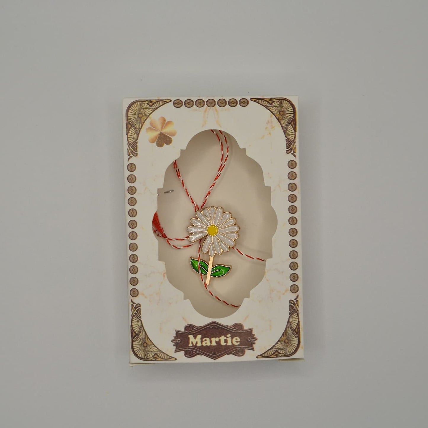 Mărțișor Tip Broșă / Brosche mit rot-weißem Band - Typ 3 (weiße Box)