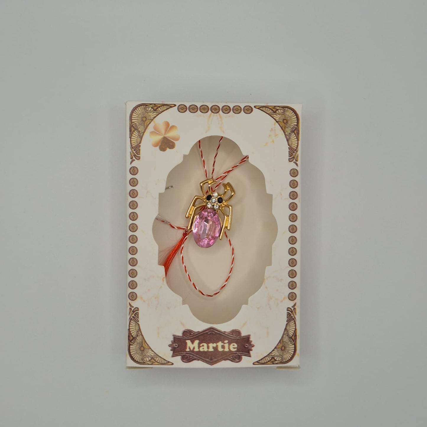 Mărțișor Tip Broșă / Brosche mit rot-weißem Band - Typ 3 (weiße Box)