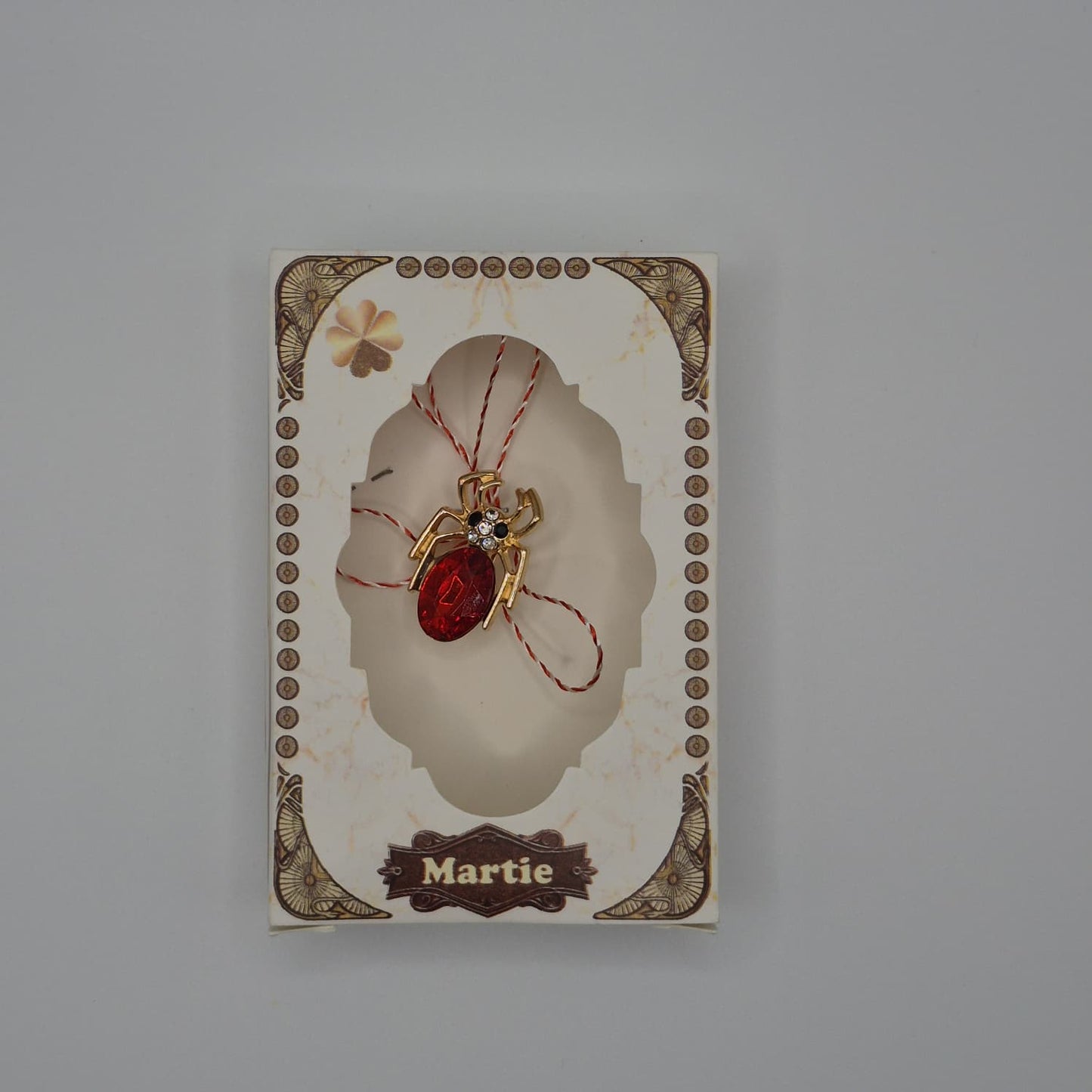 Mărțișor Tip Broșă / Brosche mit rot-weißem Band - Typ 3 (weiße Box)