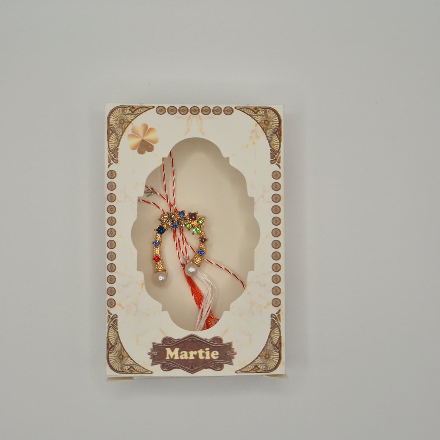 Mărțișor Tip Broșă / Brosche mit rot-weißem Band - Typ 3 (weiße Box)