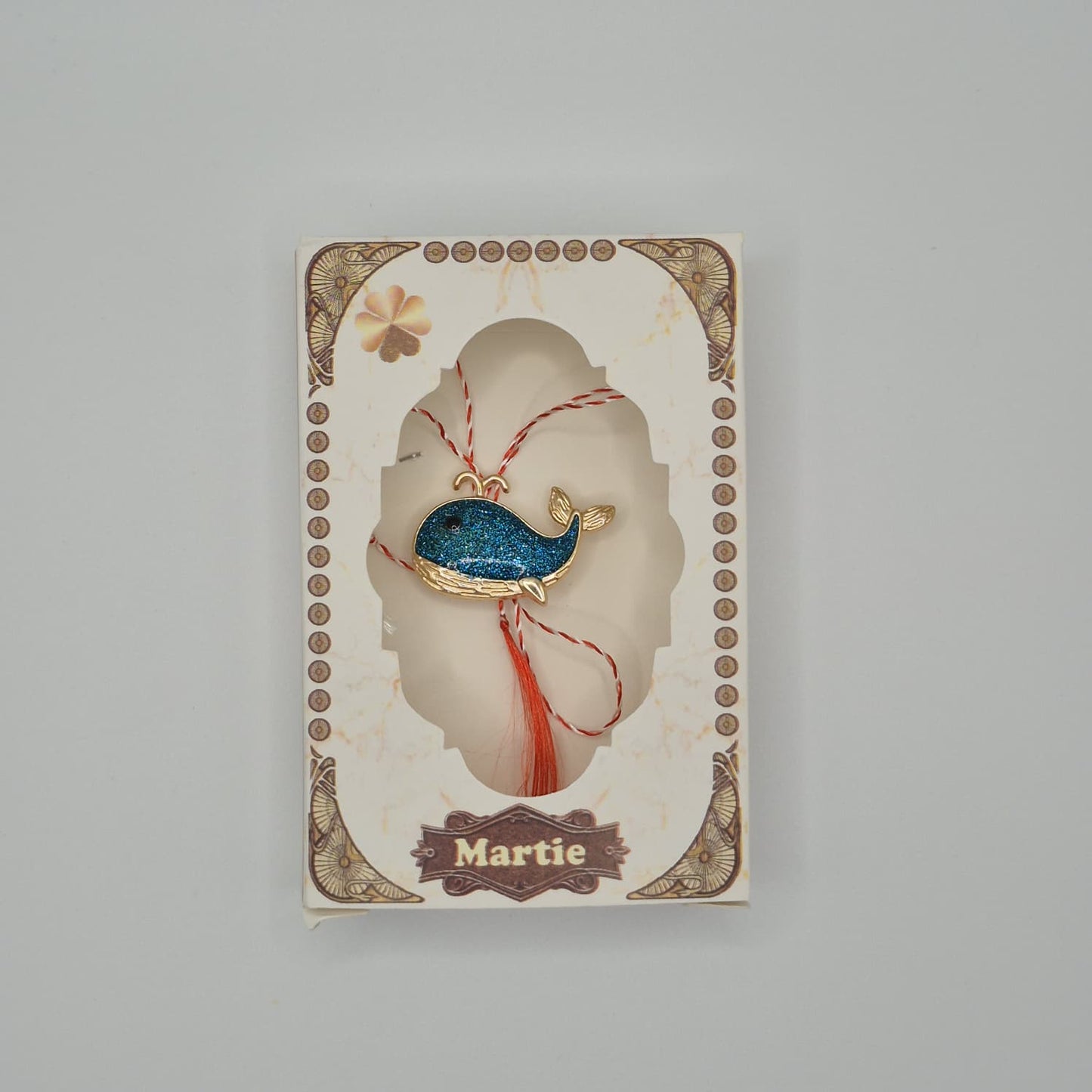 Mărțișor Tip Broșă / Brosche mit rot-weißem Band - Typ 3 (weiße Box)