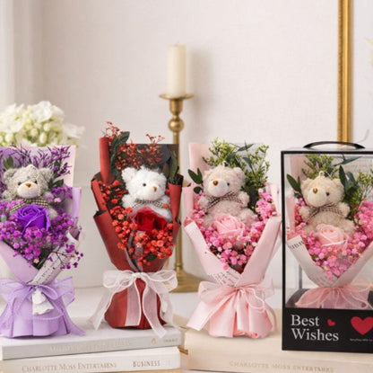 Dekorativer Blumenstrauß mit Teddybär und Duftseifenrose in transparenter Geschenkbox - 1 Stück