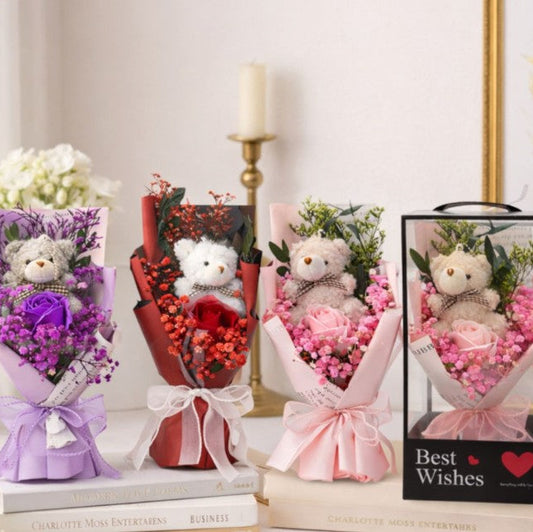 Dekorativer Blumenstrauß mit Teddybär und Duftseifenrose in transparenter Geschenkbox - 1 Stück