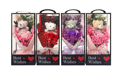 Dekorativer Blumenstrauß mit Teddybär und Duftseifenrose in transparenter Geschenkbox - 1 Stück